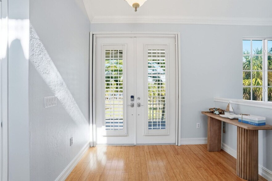 Building Photo - 3011 Pine Tree Dr