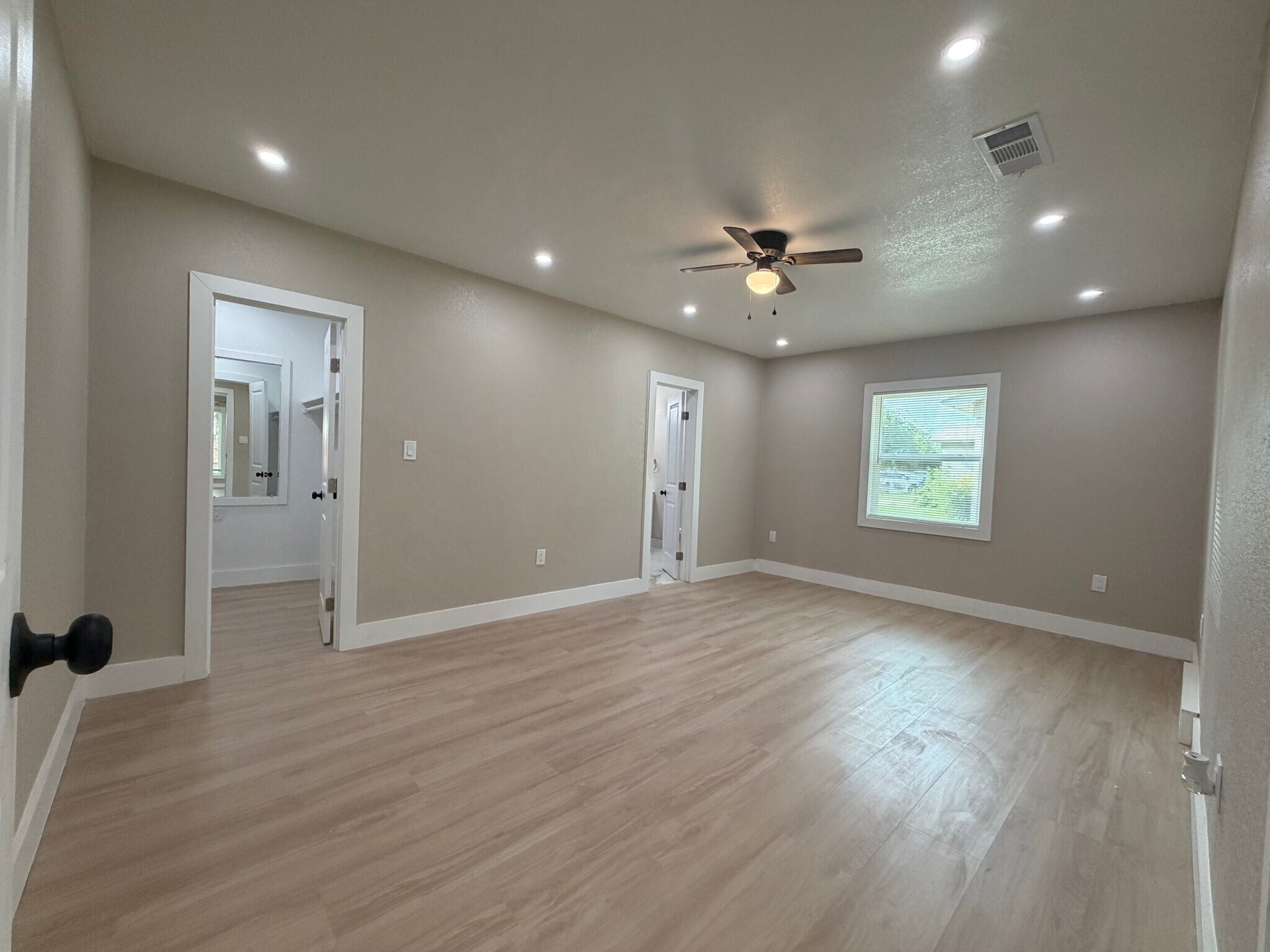 Building Photo - 302 N Cottonwood Dr