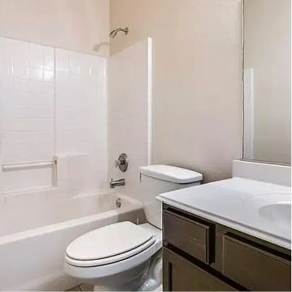Building Photo - 2821 Hilcroft Ave