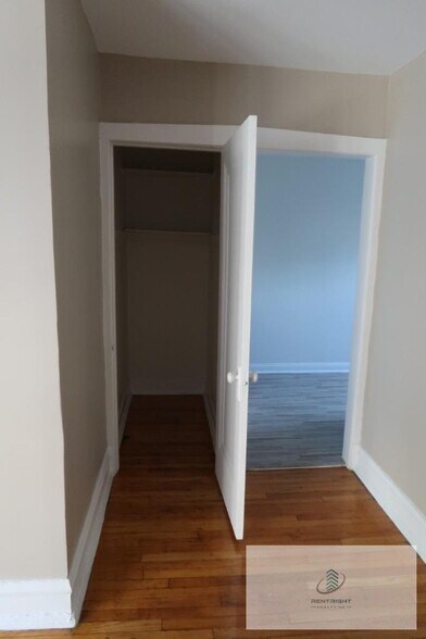 Building Photo - 6364 N Hermitage Ave