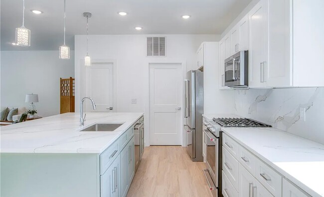 Building Photo - 1367 W 74th St