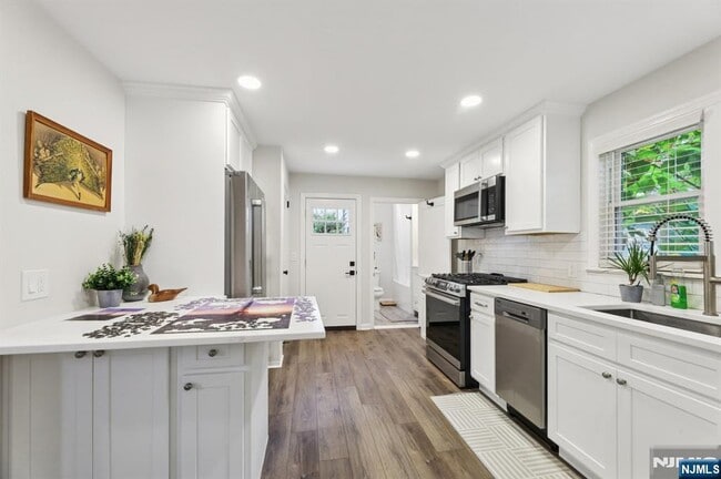 Building Photo - 567 S Broad St