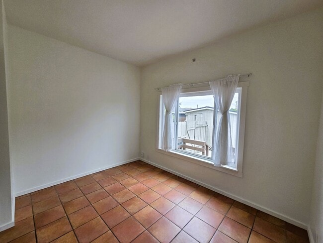 Building Photo - **$500 OFF 1ST MO RENT** 1BD/1BA with priv...