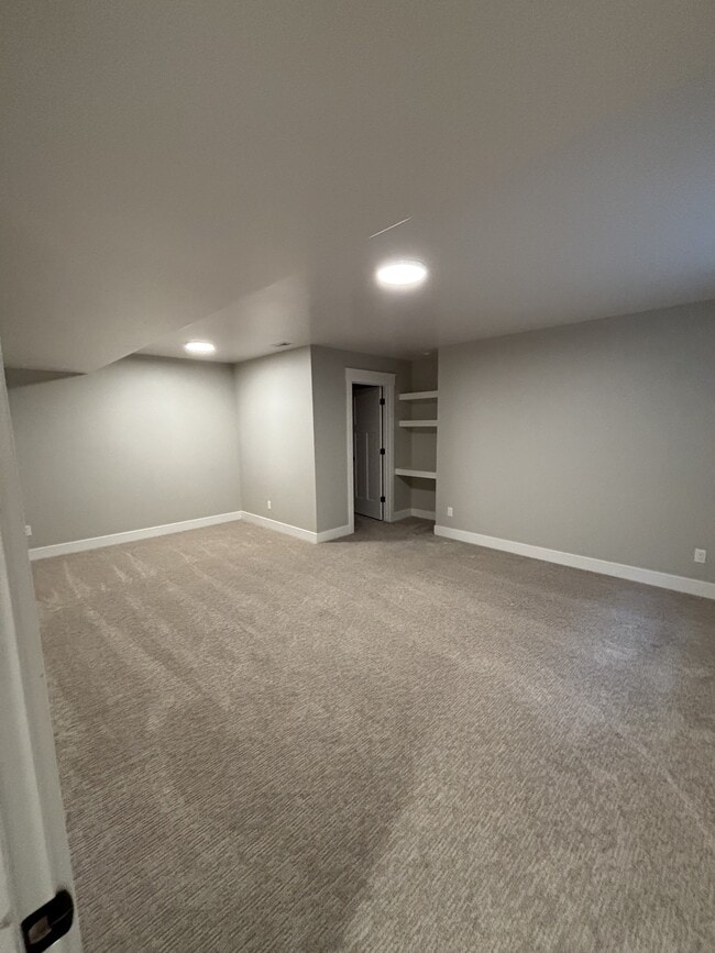 Building Photo - 696 Regency Ln