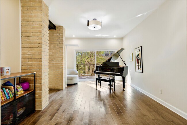 Building Photo - 201 Vanderpool Ln