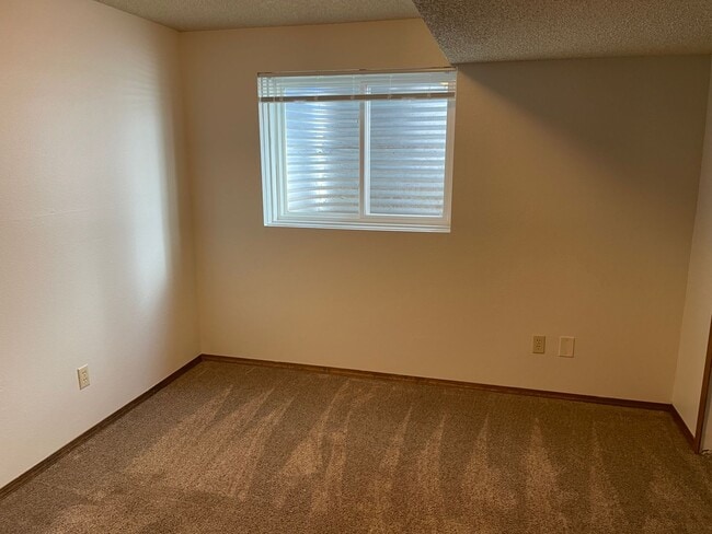 Building Photo - 5 Bedroom D20 Home with Large Backyard