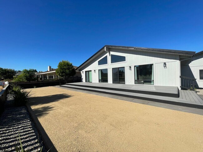 Building Photo - 3 Bed 3 Bath Ridgemark Home - Golf Course ...