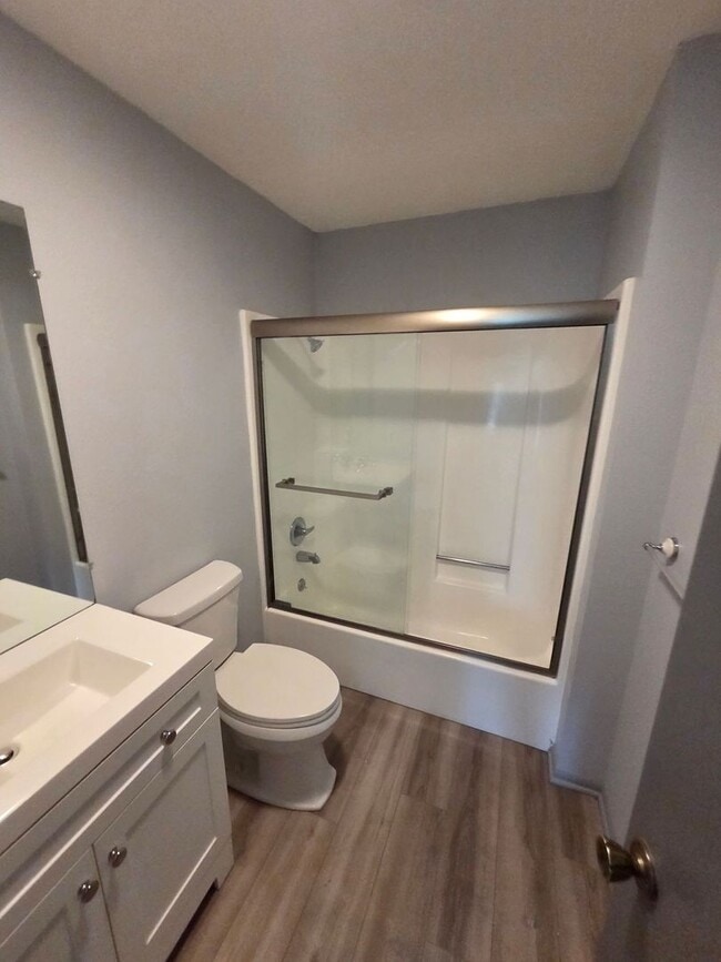 Building Photo - Updated 2 Bedroom / 1 Bathroom in Lee's Summit!!