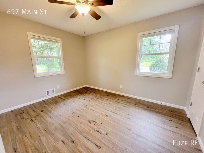 Building Photo - 697 Main St