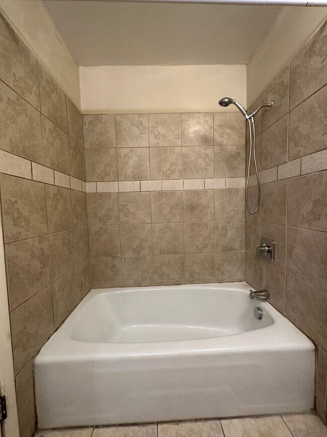 Building Photo - 4 bed 2.5 bath home in Rexburg with GAS AN...