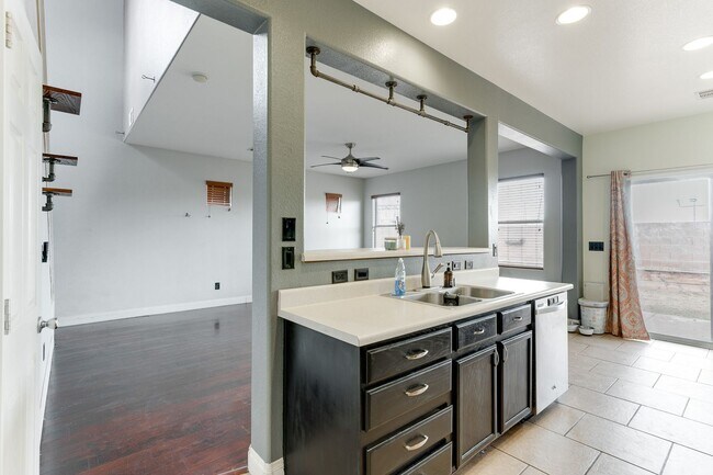 Building Photo - VIBRANT 3BEDROOM 2.5BATH HOME IN 89015