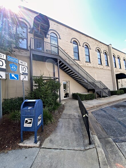 Building Photo - 605-607 E Commerce St