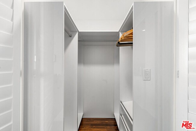 Building Photo - 900 W Olympic Blvd