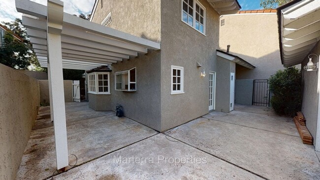 Building Photo - 2761 Vista Umbrosa