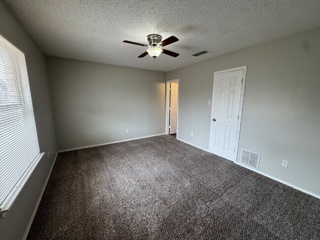 Building Photo - House Located On Cul-De-Sac & Next Block From Elementary!