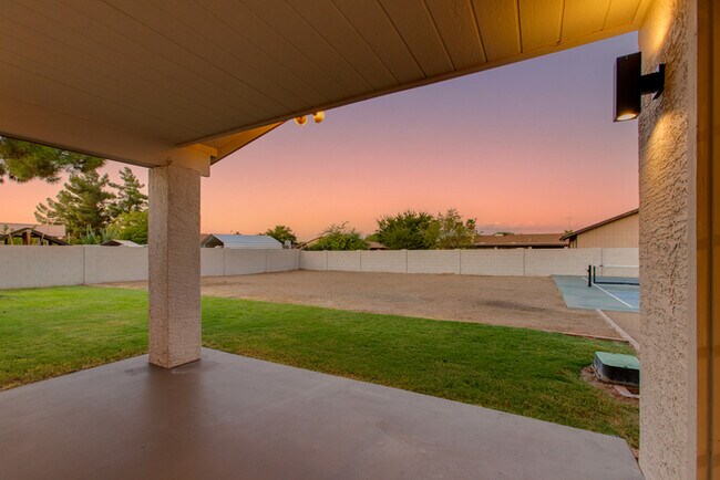Building Photo - Beautiful 4 Bedroom, 3 Bath Home on an Oversized 18,000 Sq Ft Lot