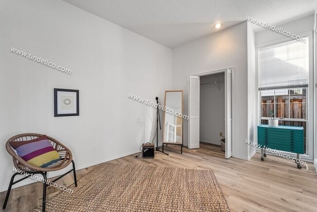 Building Photo - Elegant One-Level Lake Oswego Home with Vaulted Great Room & Garden Patio