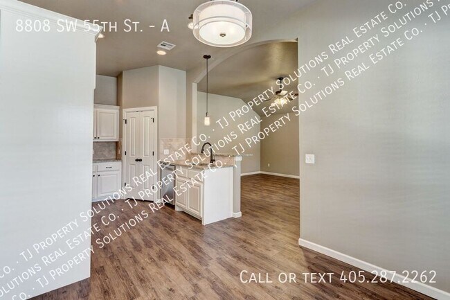 Building Photo - Two bedroom cottage in OKC!