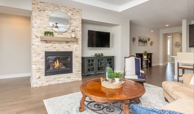 Building Photo - Gorgeous & Large 3 Bedroom 2 Bath Home wit...