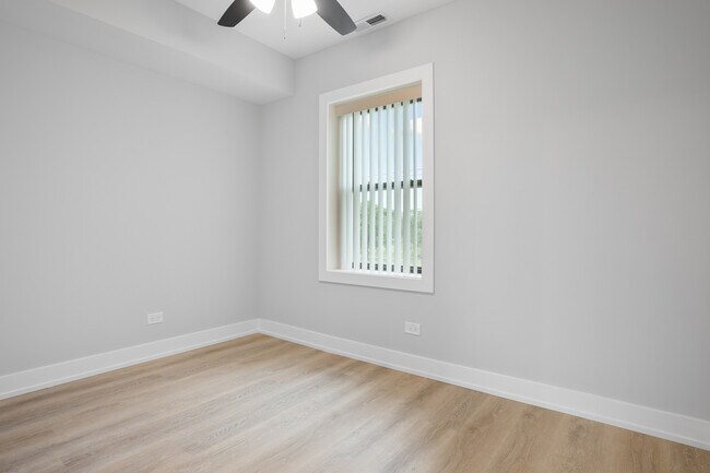 Building Photo - 1552 1/2 W Juneway Terrace