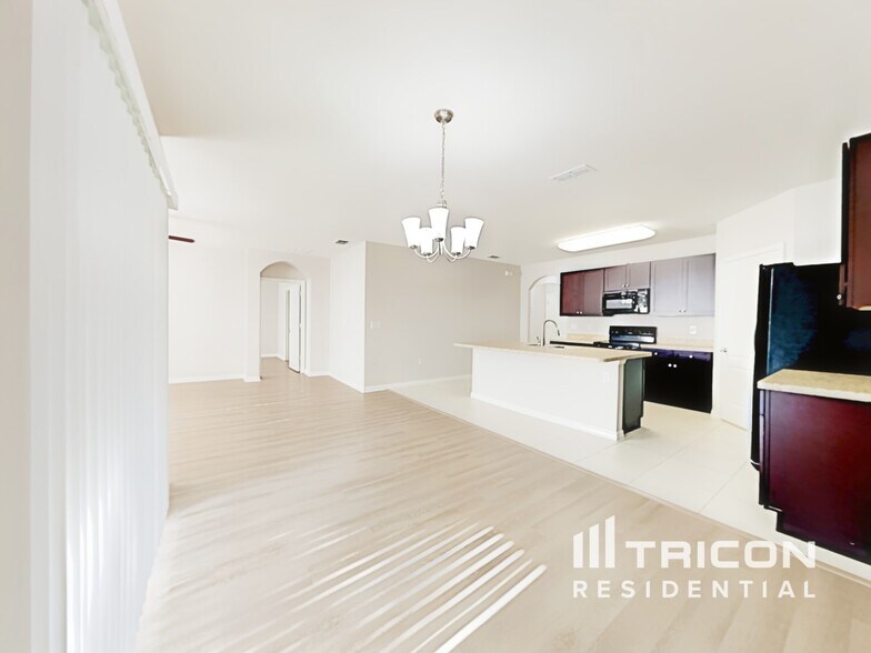 Building Photo - 2449 Valhalla Dr