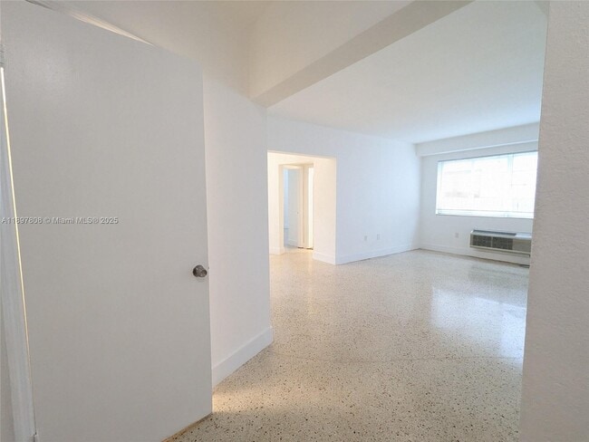 Building Photo - 6930 Rue Vendome