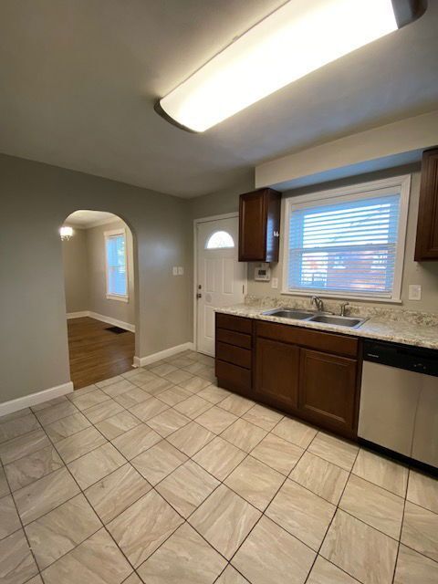 Building Photo - 702 S Cherry St