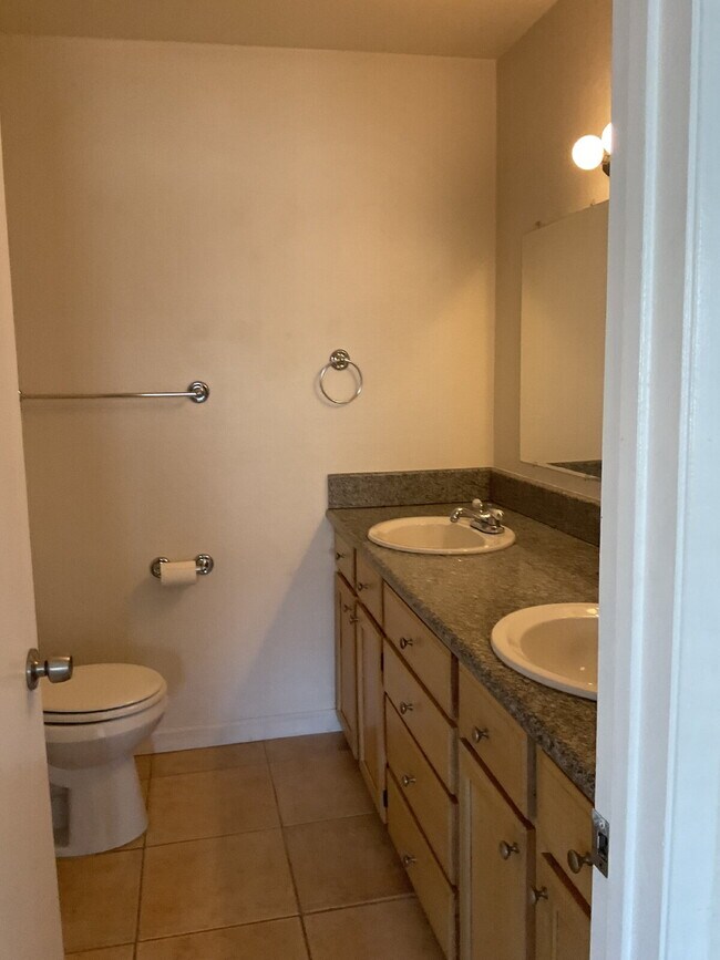 Building Photo - "Discover Coastal Living: Spacious 3-Bed, 2-Bath Townhouse