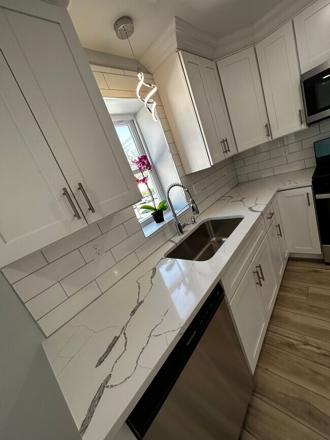 Building Photo - 948 Paterson Ave