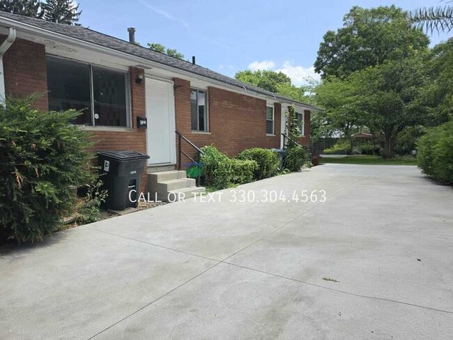 Building Photo - 2555 Edwin Ave