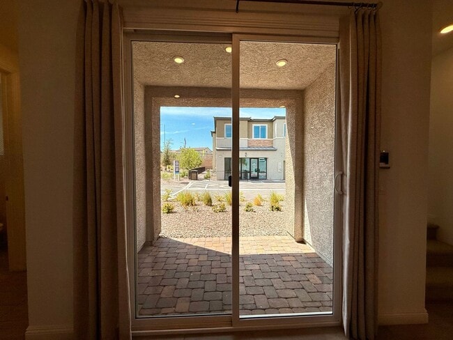 Building Photo - FULLY FURNISHED 3 BED 2.5 BATH 2 CAR GARAG...