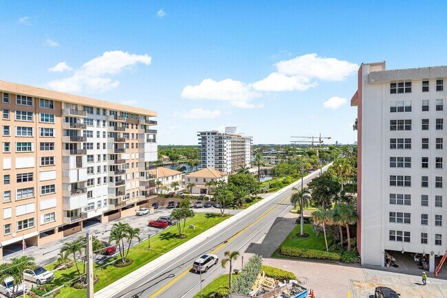 Building Photo - 1147 Hillsboro Mile