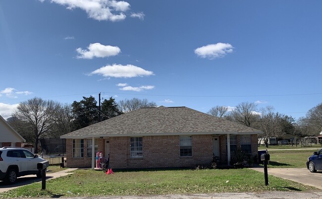 Primary Photo - 208 Hunters Ln
