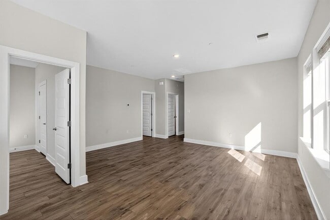 Building Photo - 213 Flowers Ave