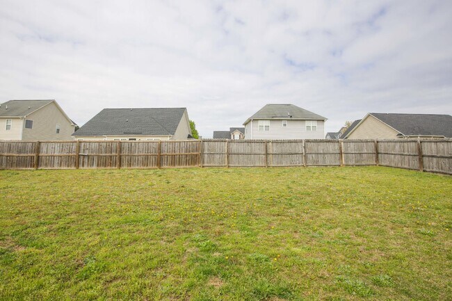 Building Photo - Charming 3 Bed, 2 Bath Rental Home in Raeford, NC - Don't Miss Out!