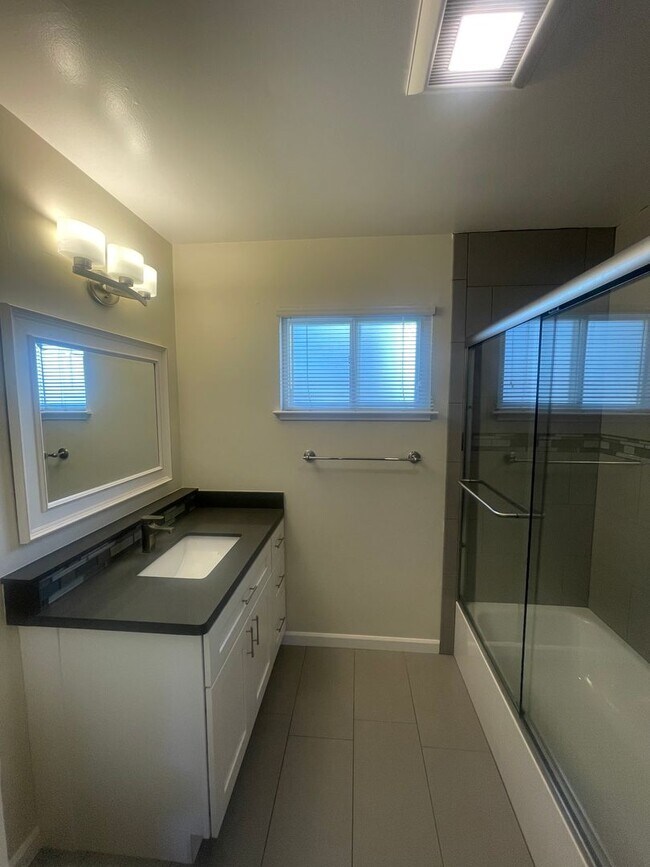 Building Photo - 1249 Hoover St