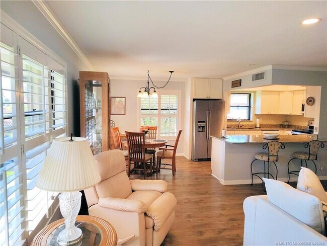 Building Photo - 511 SW South River Dr