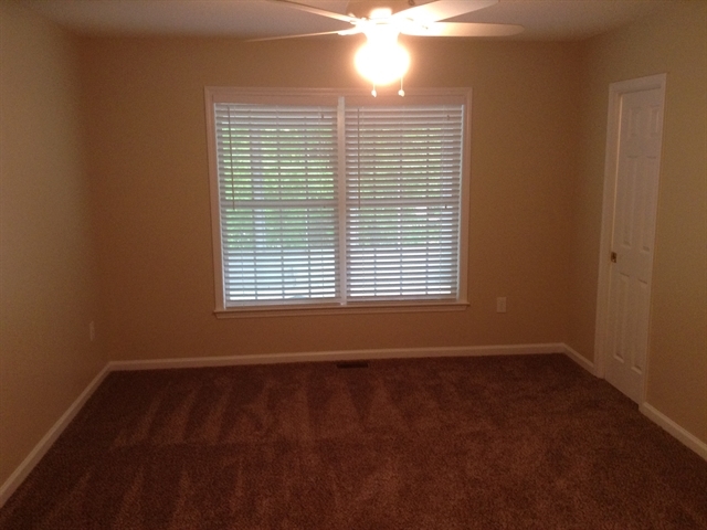 Building Photo - 976 Scottland Dr