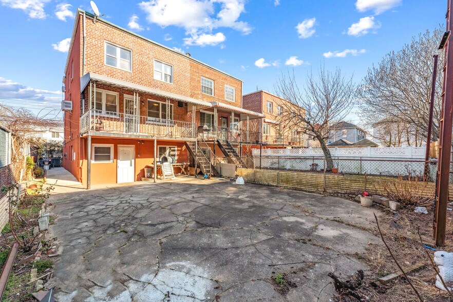 Building Photo - 1318 E 58th St