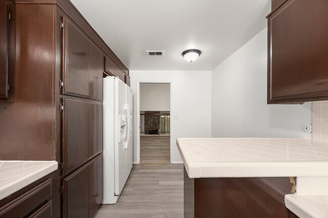 Building Photo - Spacious 2 Bedroom 2 Bathroom 3 Story Cond...