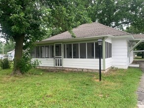Building Photo - Adorable and large 3 bedroom house with sc...