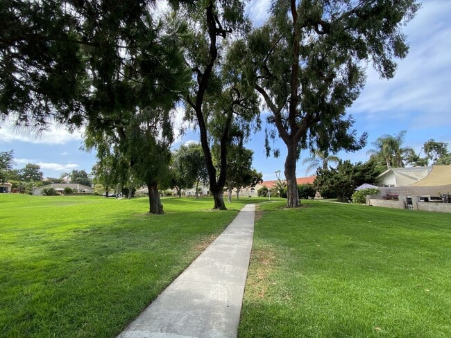 Building Photo - 2+bd/1ba Single Story Duplex Minutes Drive...