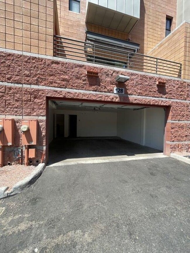 Building Photo - 330 S Farmer Ave