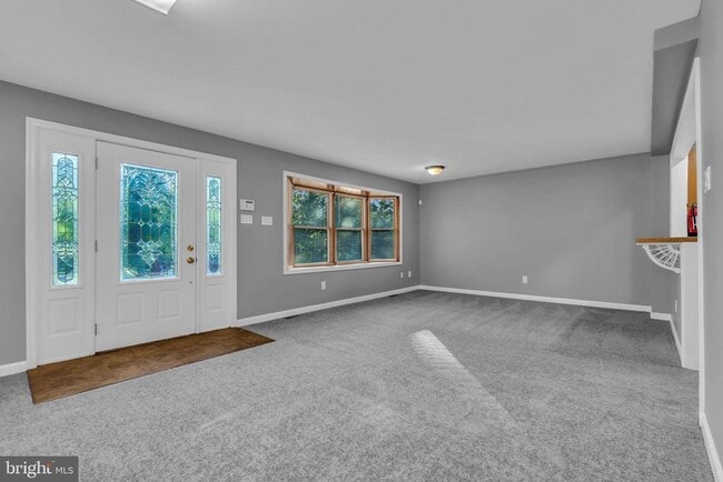 Building Photo - 165 Lakeview Dr N