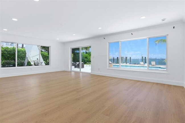 Building Photo - 1510 S Treasure Dr