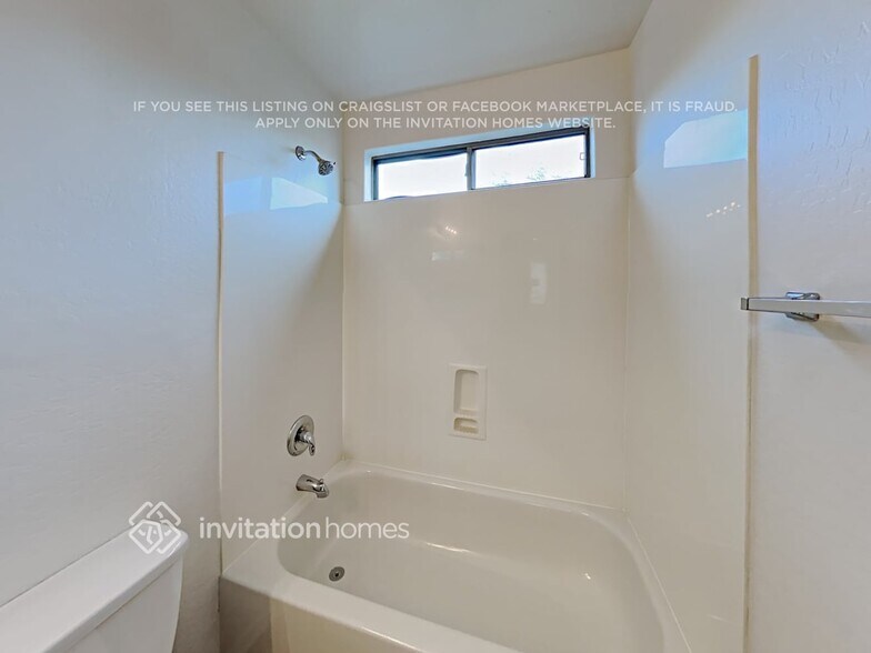 Building Photo - 3722 E Meadowview Dr