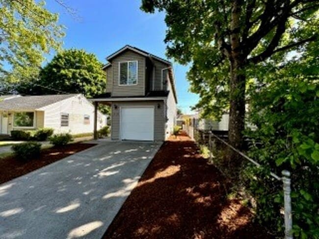 Building Photo - Beautiful 3 Bedroom Home Near University of Portland – Quiet Location!