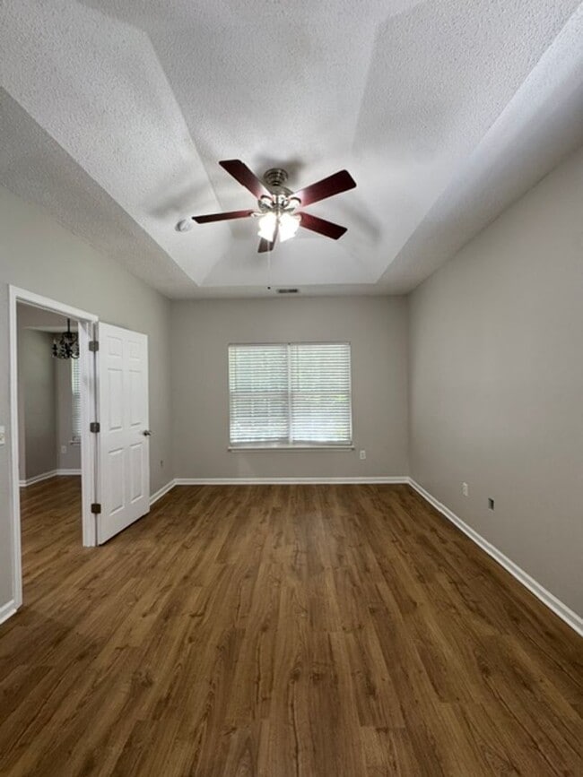 Building Photo - This 1.5  story, all brick, 3 bedroom, 2 bath, Bonus room upstairs & a 2 car garage with great st...