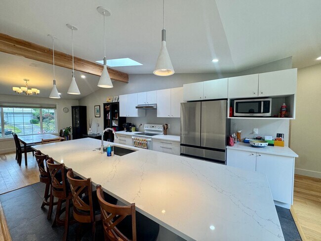 Building Photo - Fantastic Rambler in Lake Hills with A/C!