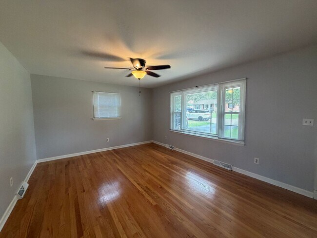 Building Photo - 2846 Envoy Dr